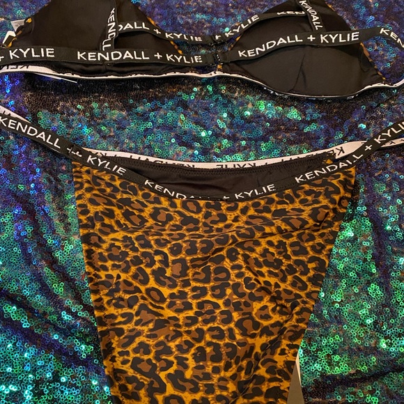 Kendall and Kylie leopard bikini - Picture 8 of 9